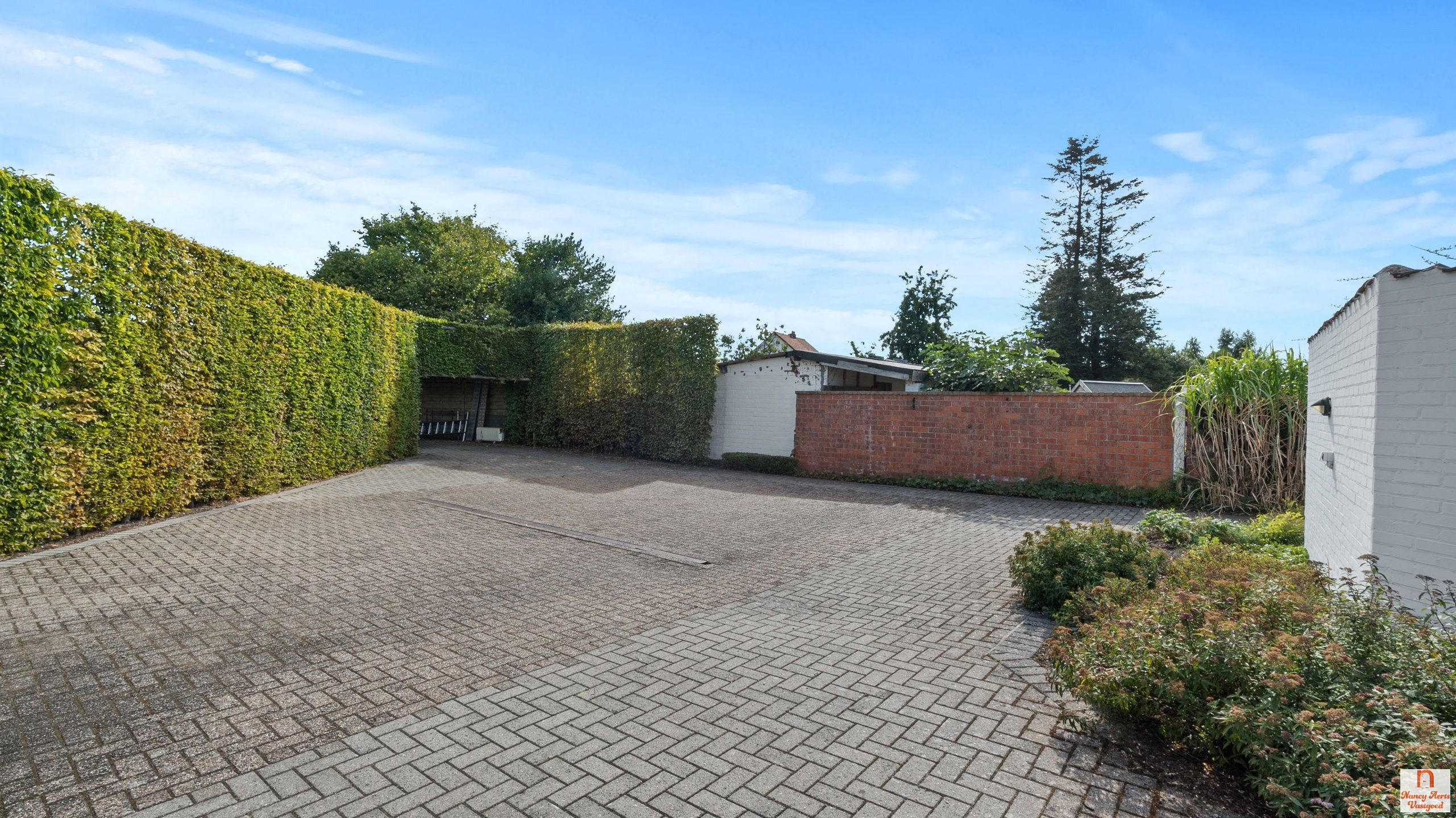 Instapklare woning met uitzonderlijk grote tuin met vijver foto 37