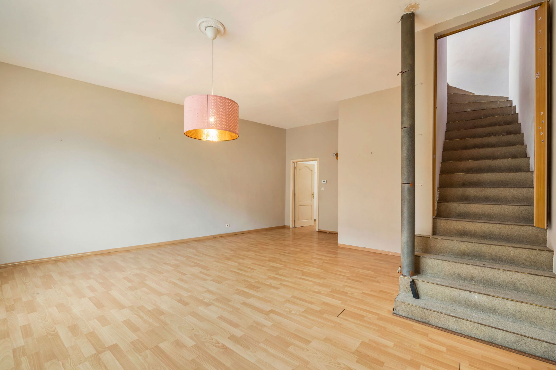 Wel gelegen commerciële ruimte en duplex appartement met tuin foto 7