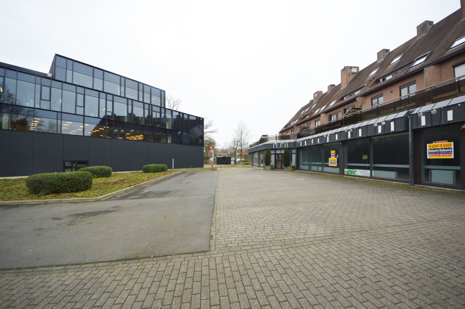 HANDELSGELIJKVLOERS 1.000 M2 KORTRIJKSESTEENWEG MET MEGA PARKING foto 3