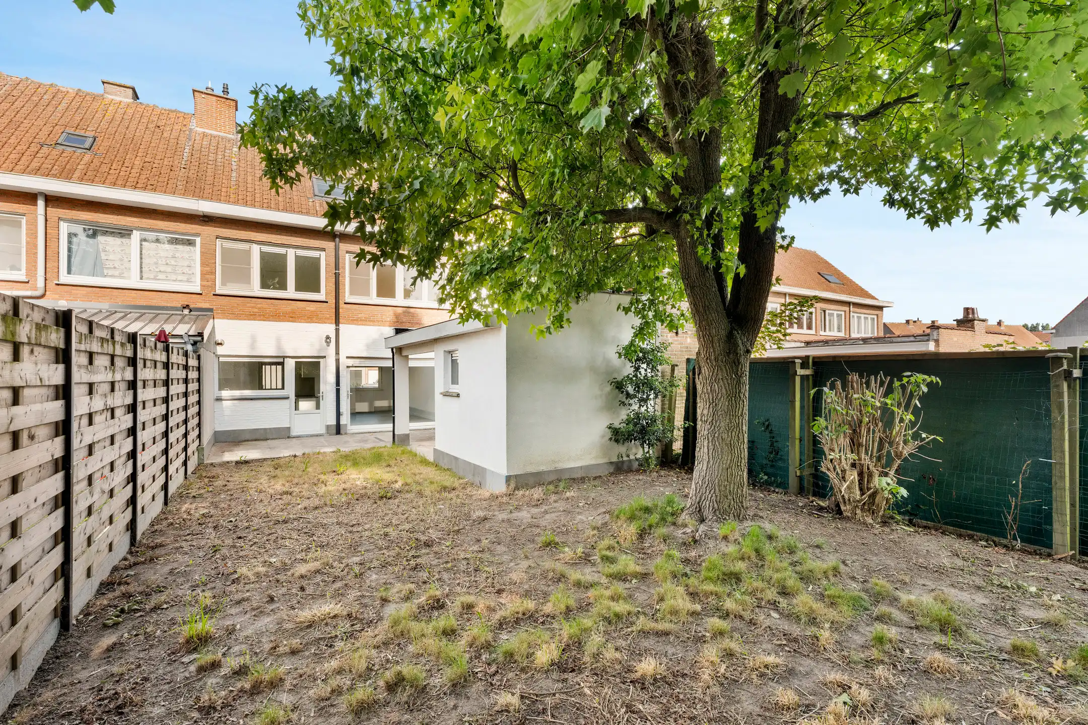 Volledig GERENOVEERDE woning met ZONNIGE TUIN en 3 SLK foto 10