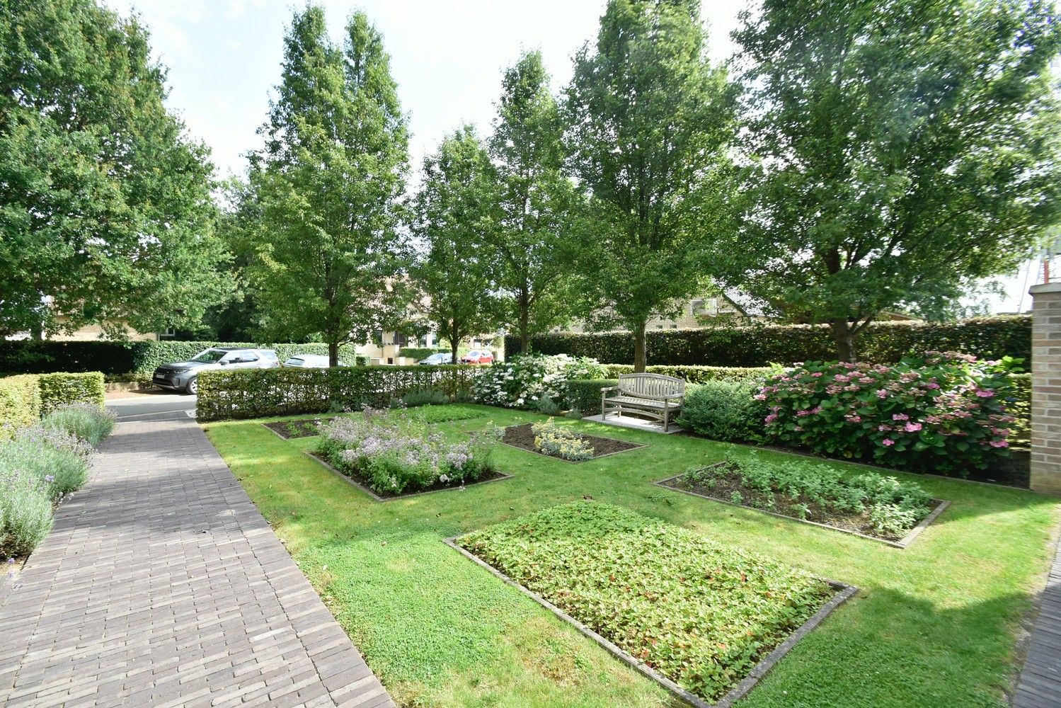 Hedendaagse riante energiezuinige villa met 2 badkamers, royale inpandige garage en zonovergoten tuin in een residentiële omgeving in het pittoreske Leut foto 4