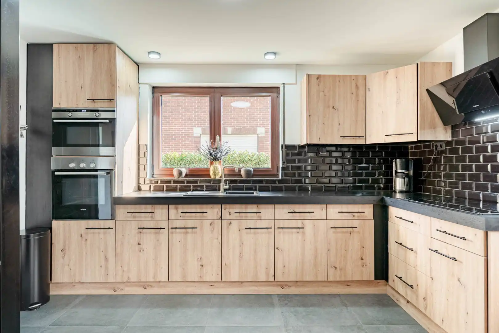 Gerenoveerde, goed onderhouden woning nabij het centrum van Bree mét een grote garage/werkplaats bereikbaar langs de Filterstraat aan de achterzijde van de woni foto 13