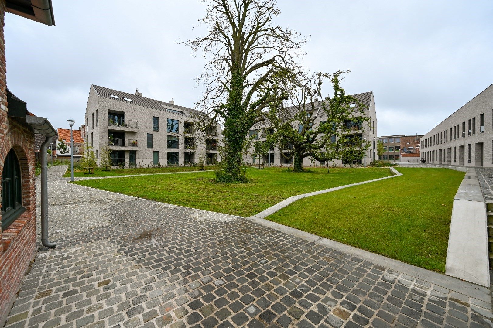 Eclectische burgerwoning als potentieel kantoor op de rand van de historische stadskern foto 12