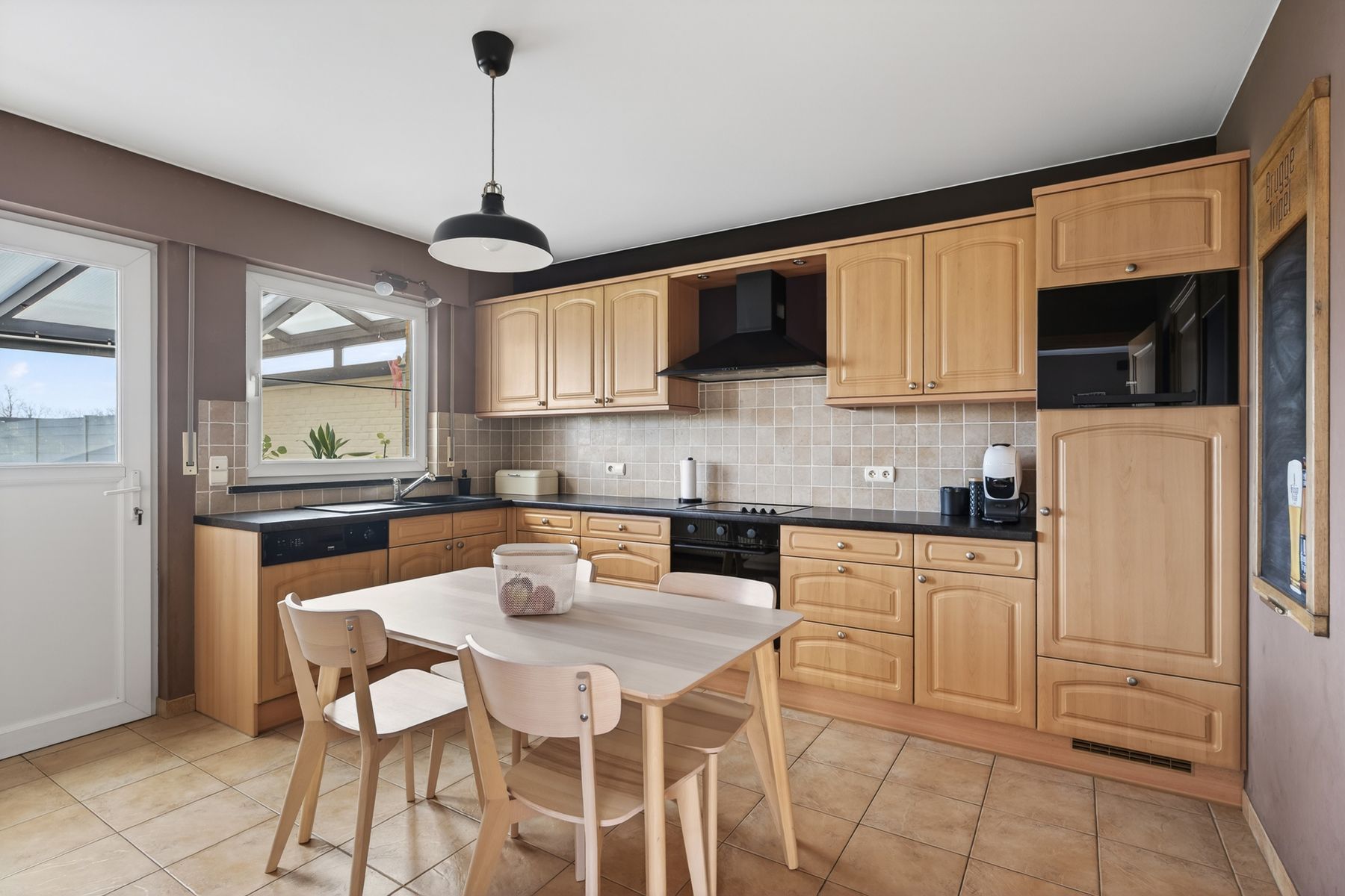 Verzorgde gezinswoning met 3 slaapkamers, tuin en open zicht foto 4