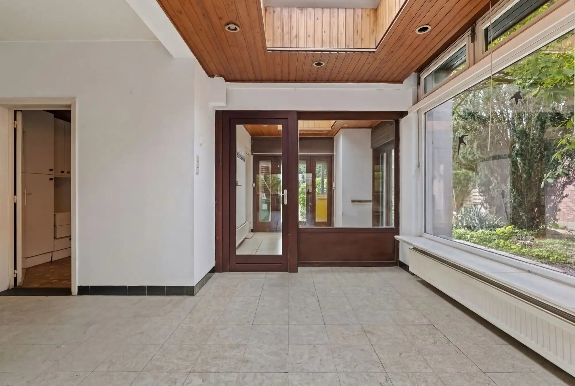 ZEER RUIME, DEELS GERENOVEERDE WONING MET RUIME, ZUIDGERICHTE TUIN foto 8