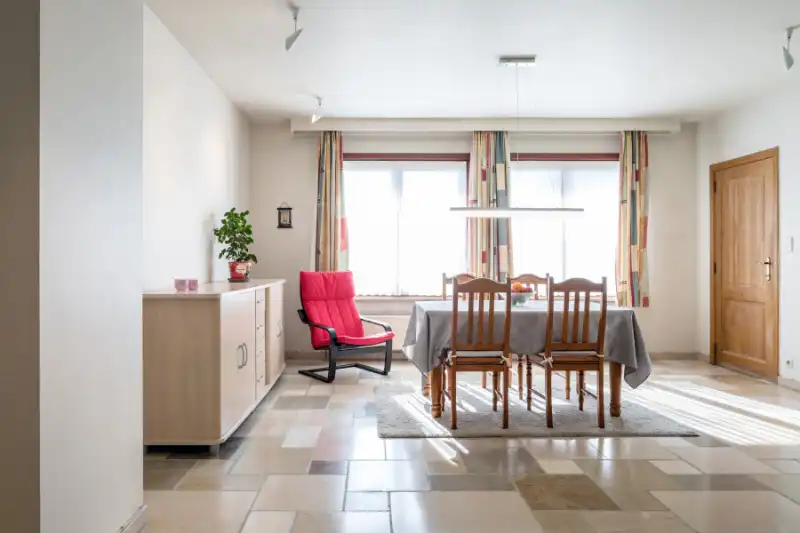 --- NIEUW --- Gunstig gelegen lichtrijk appartement met 2 slaapkamers + garagebox. foto {{pictureIndex}}
