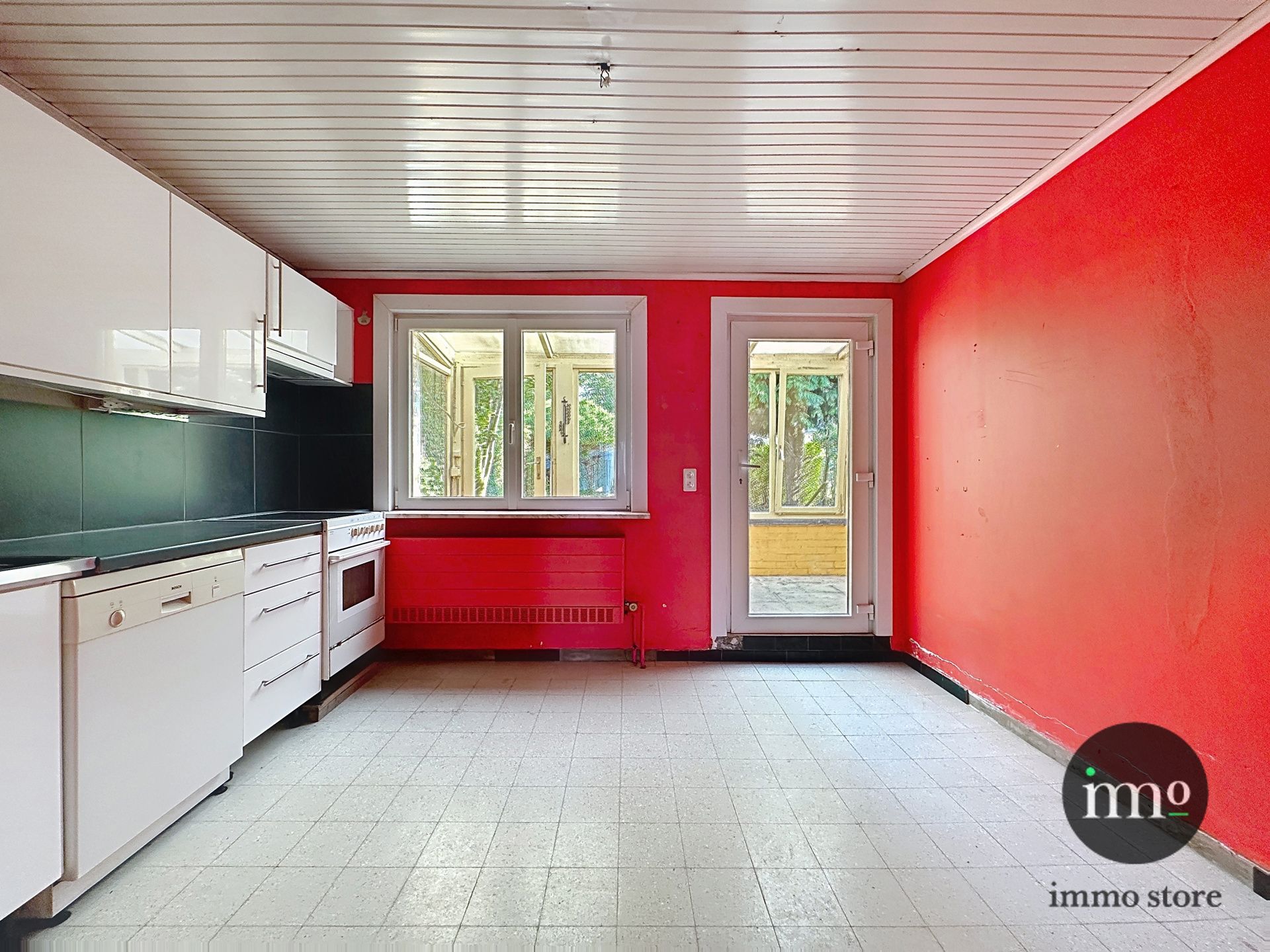 Deels te renoveren 3-gevel met mooie tuin en garage. foto 9