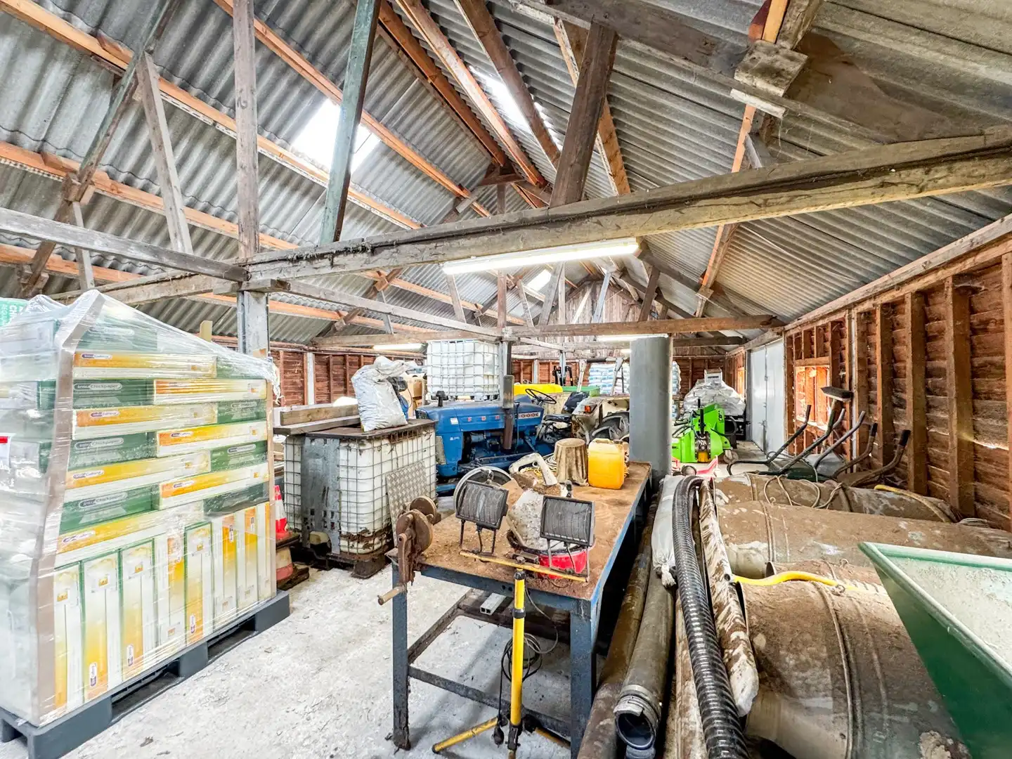 Eigendom met loods, zwembad en multifunctionele bureauruimte op een perceel van ca. 2.700 m² foto 22