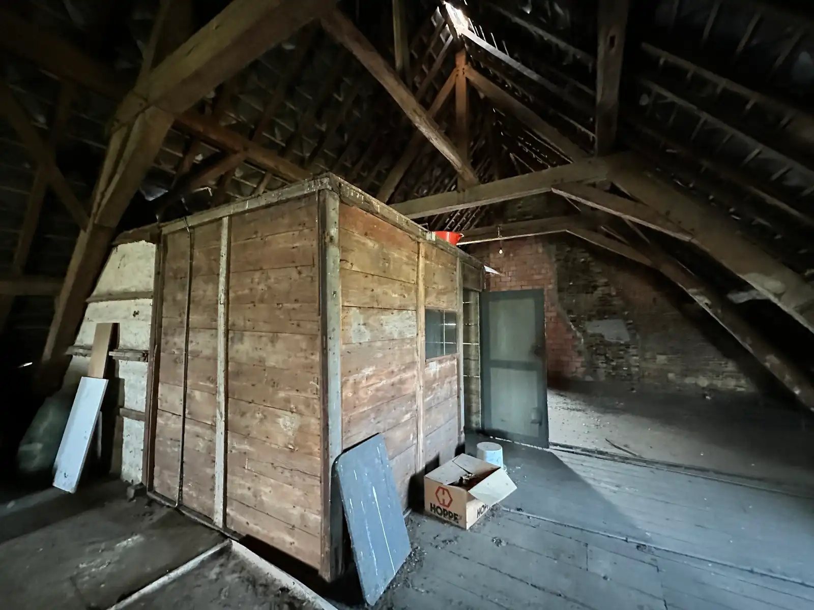 In de schaduw van de kerktoren bevindt zich deze mooie historische idyllische unieke pastorie.   foto 52