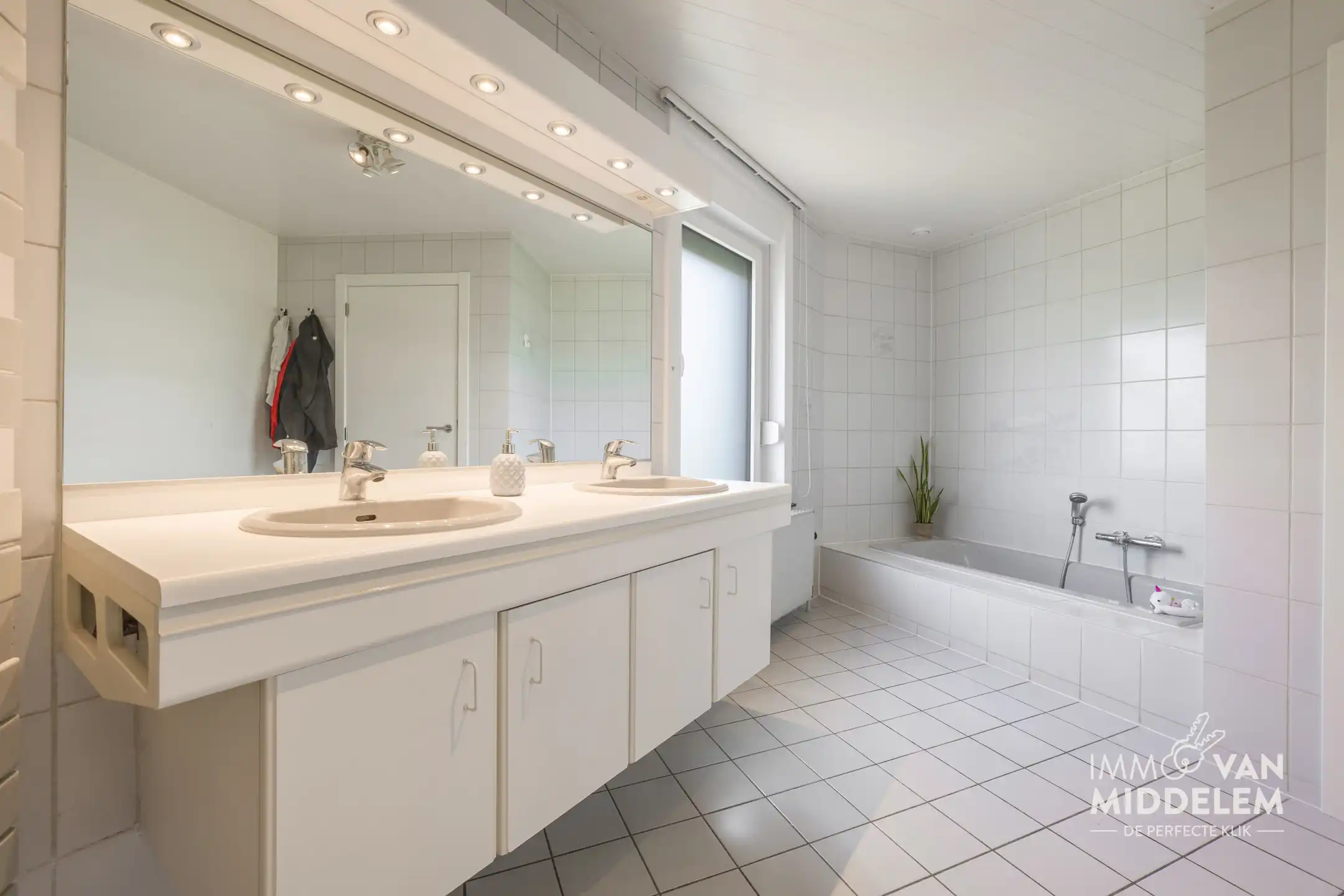 INSTAPKLARE WONING MET 4 KAMERS, TUIN EN GARAGE foto 11