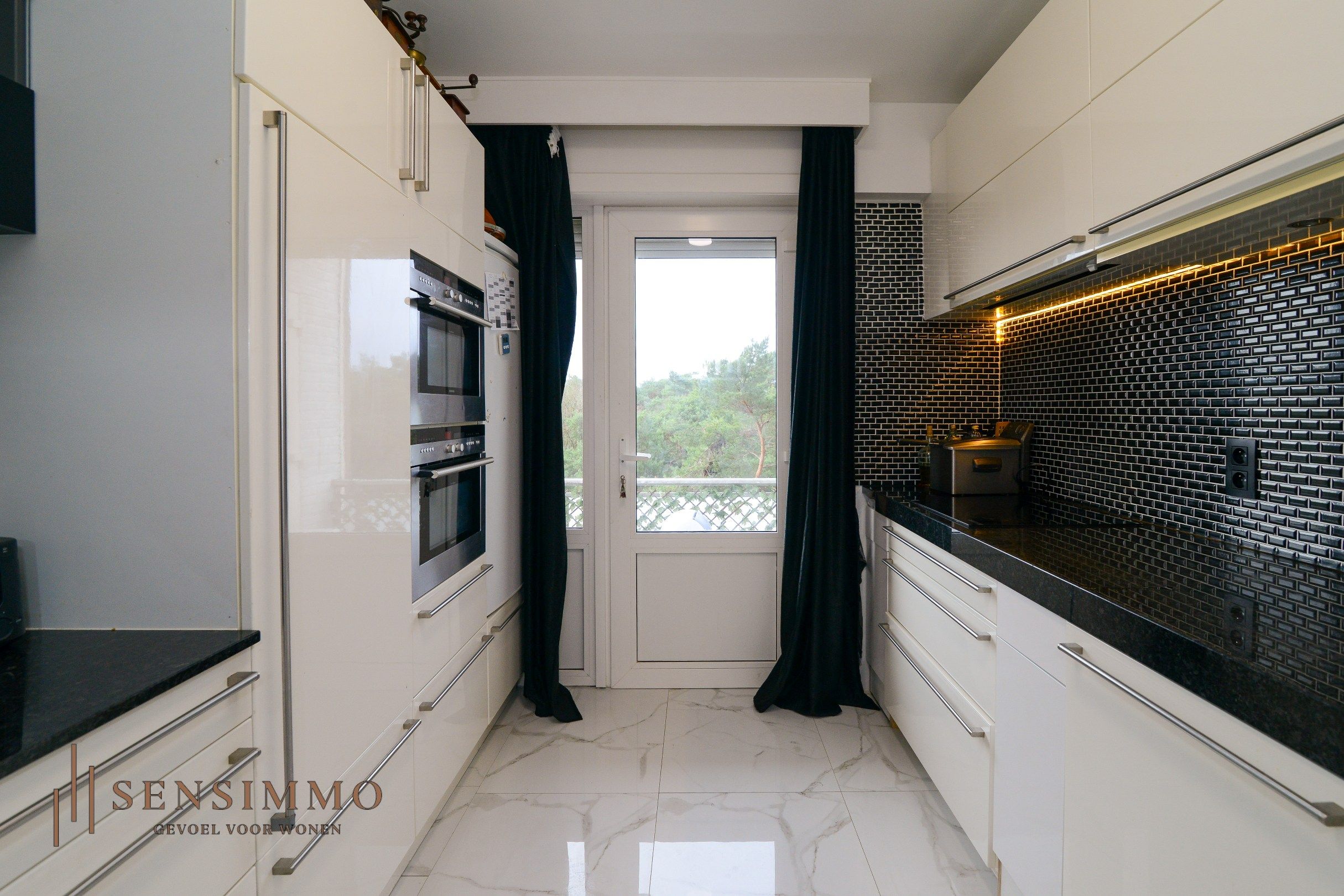 Lichtrijk en ruim 4 slaapkamer appartement met parking vlakbij Genk centrum! foto 9