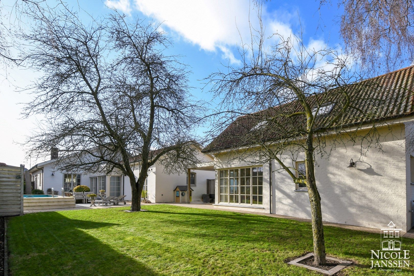 Verrassend ruime woning met bijgebouw en mooie tuin met zwembad foto {{pictureIndex}}