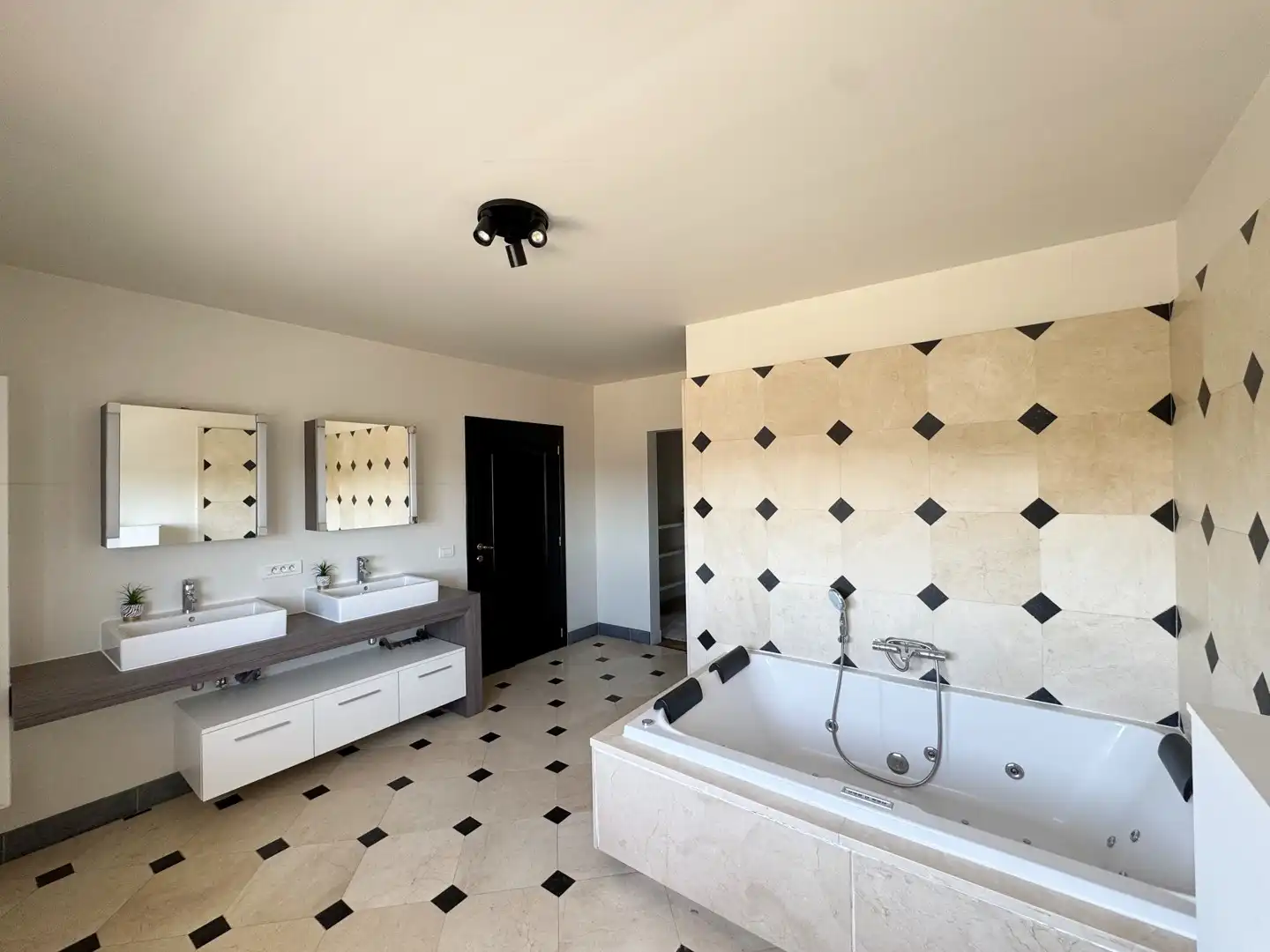 Unieke en ruime villa met 9 slaapkamers, lift, zonnepanelen en 10 parkeerplaatsen op riant perceel van 2.313 m² foto 17