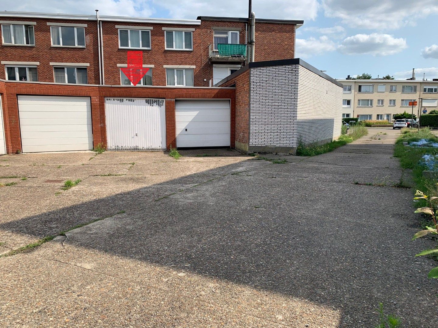 Bovengrondse garagebox te koop in klein complex foto {{pictureIndex}}