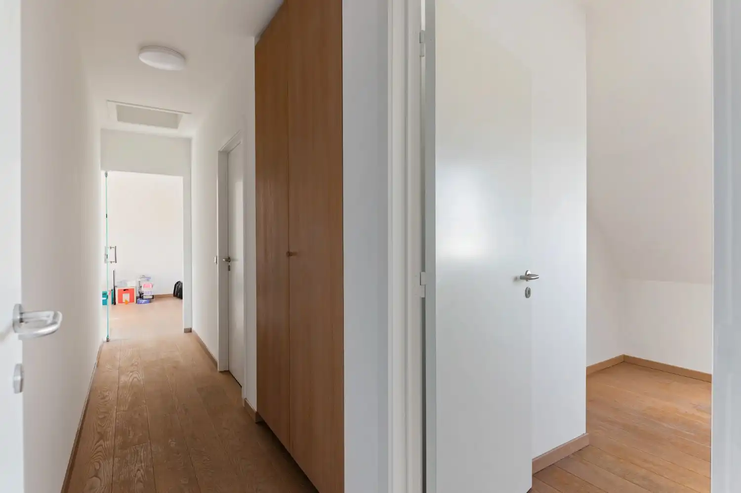 ZEER RUIM APP. MET 4 SLK, 2 BADK., RIANT TERRAS EN PARKING! foto 13