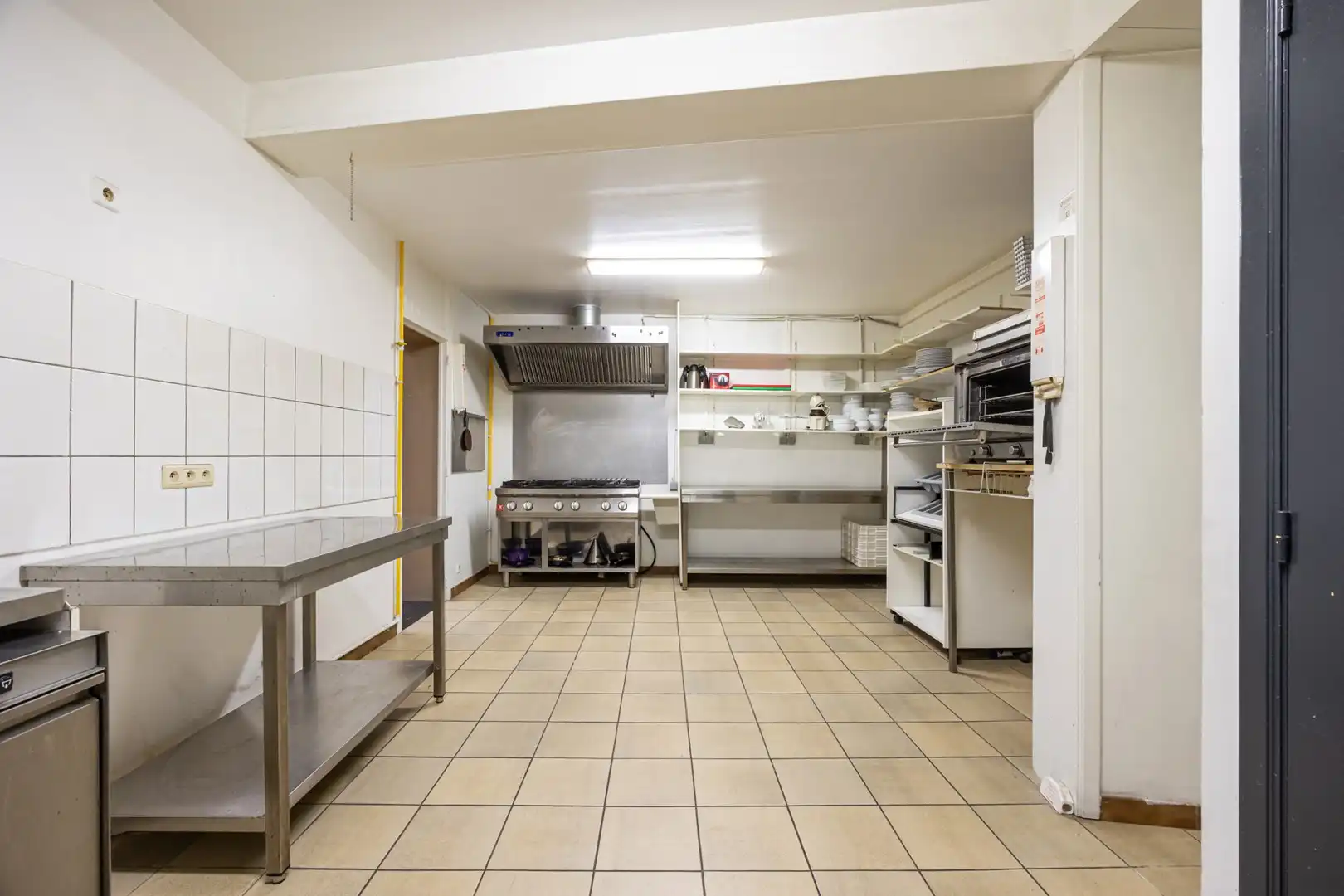 Handelsruimte met bovenliggend appartement foto 6