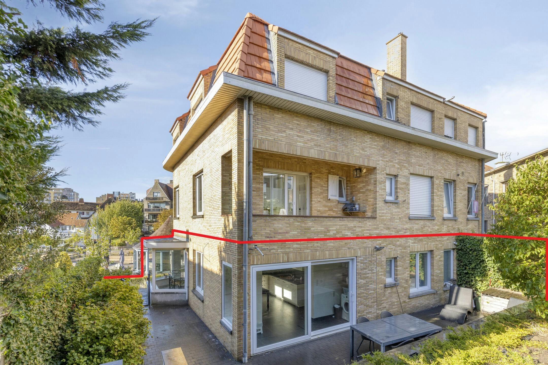 Gerenoveerd appartement (93m²) met zeer ruime tuin te De Panne foto {{pictureIndex}}