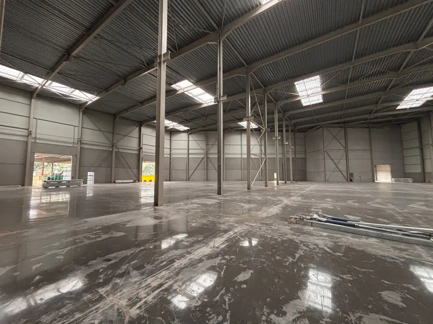 Logistieke bedrijfshal - 2765 m² - met 350 m² kantoren. Superligging! foto 3