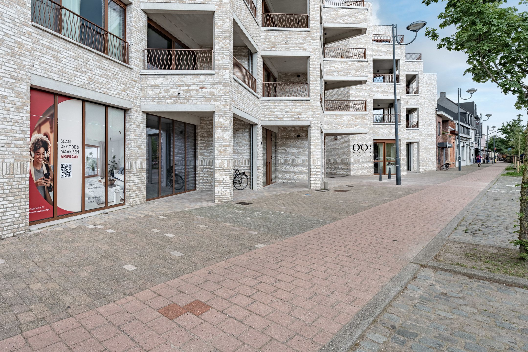 Een knappe commerciële ruimte van +/- 280 m² in het centrum foto {{pictureIndex}}