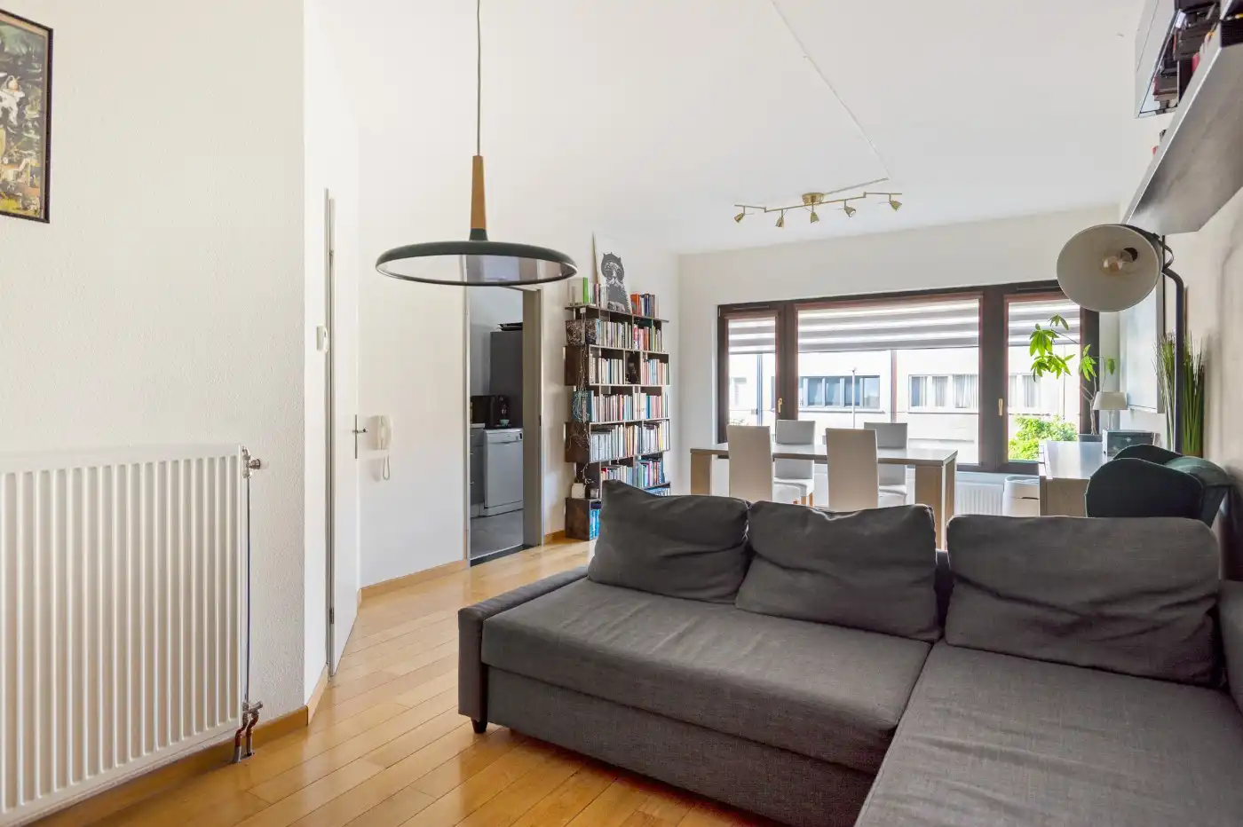 Instapklaar app. op 1e verd. met 2 slpk., balkon en garagebox foto 2