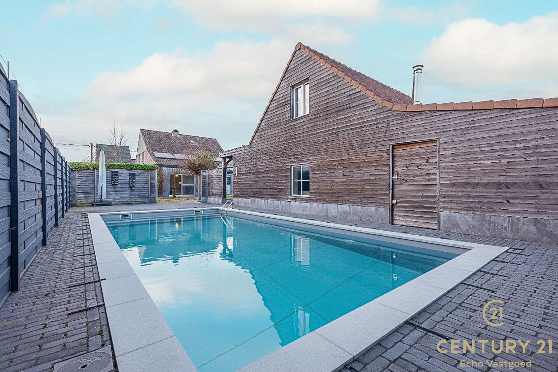 Stijlvolle vrijstaande woning met zwembad, poolhouse en tuin foto 22