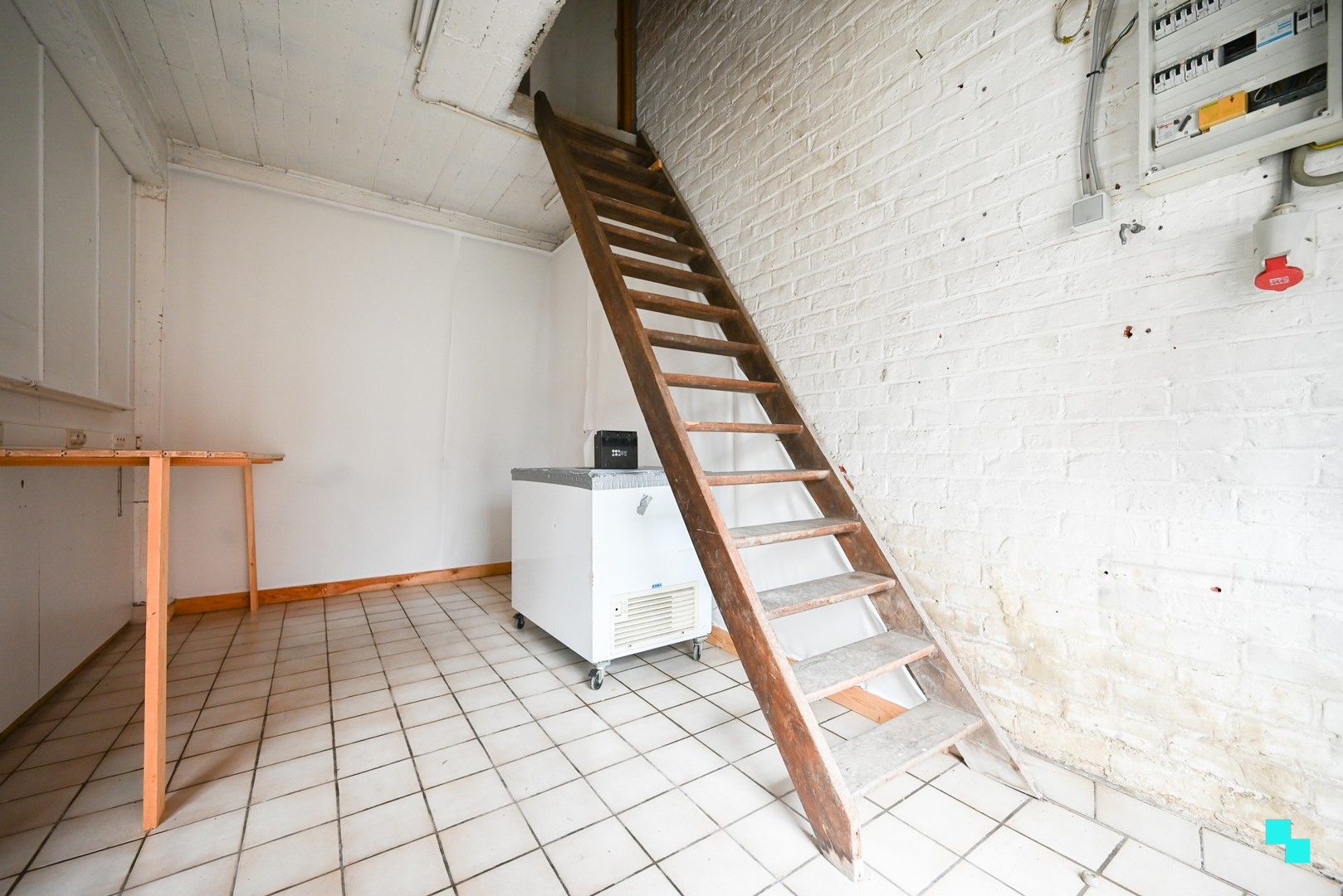 Ruime opslagplaats met voorliggende parkeerplaats te Izegem, Bosmolens foto 17