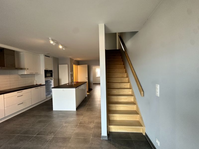 Instapklaar (volledig opgeschilderd) duplexappartement met 2 ruime slpk., terras, ondergrondse autostpl + kelderberging foto 12