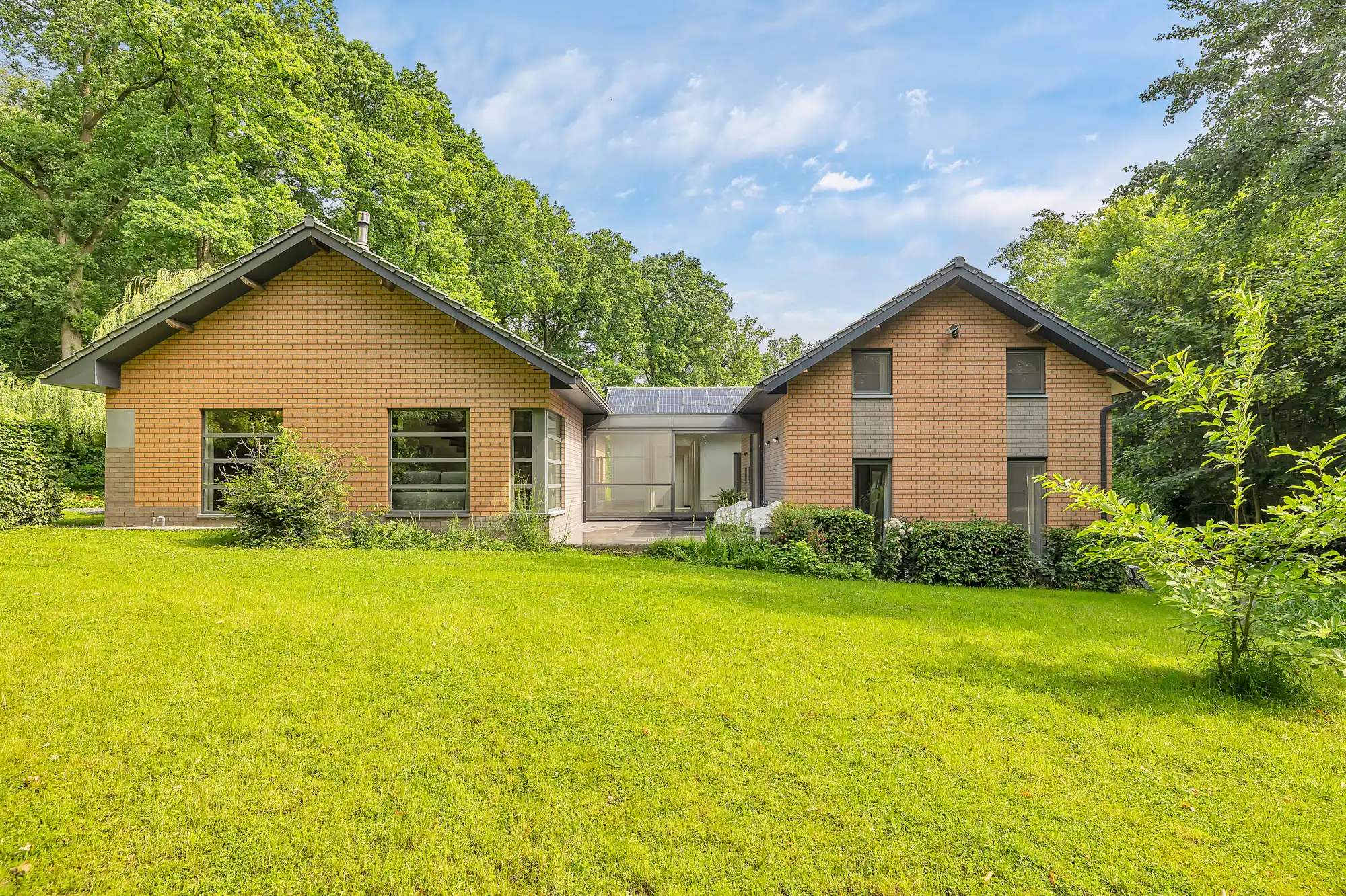 Hoofdfoto van de publicatie: Exclusieve architecturale woning op toplocatie in Heikruis