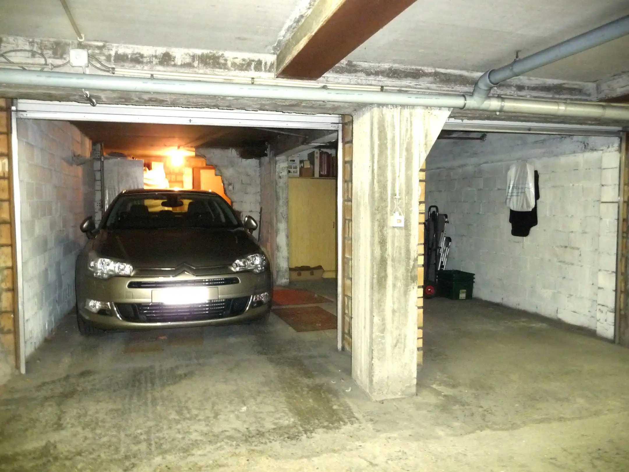 Dubbele garagebox met opslagplaats nabij de Alfons Pieterslaan foto 2