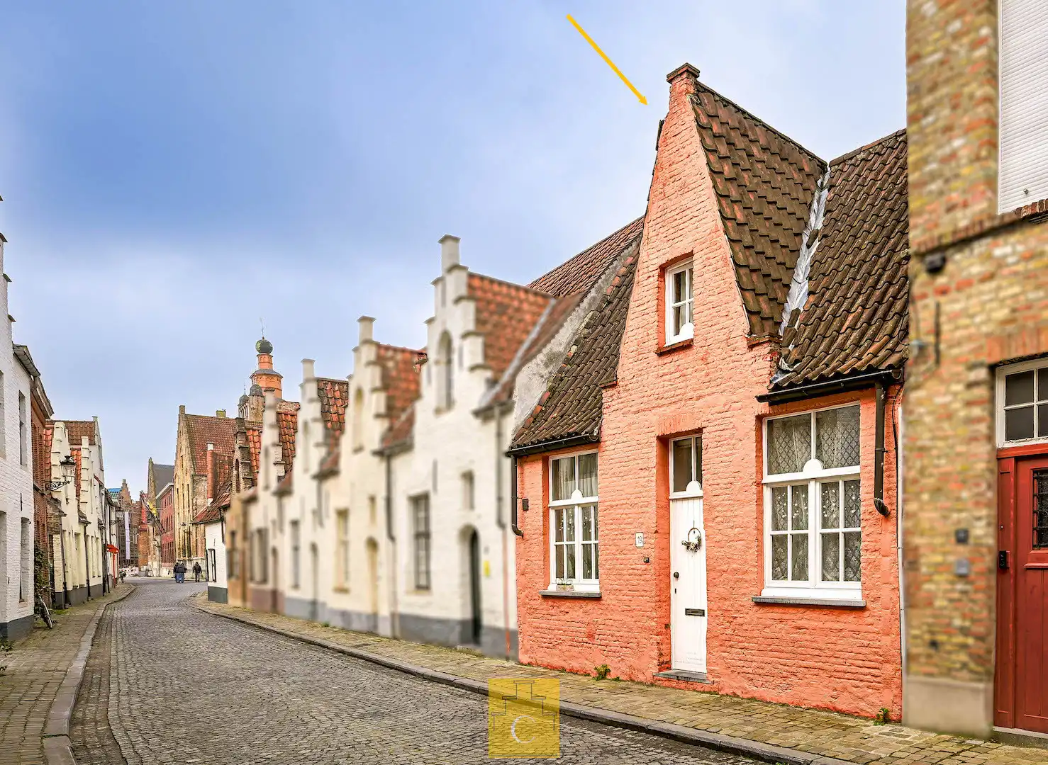 Hoofdfoto van de publicatie: Brugs huis in de schaduw van Jeruzalemkerk, authentieke 16e-17e eeuwse gevel