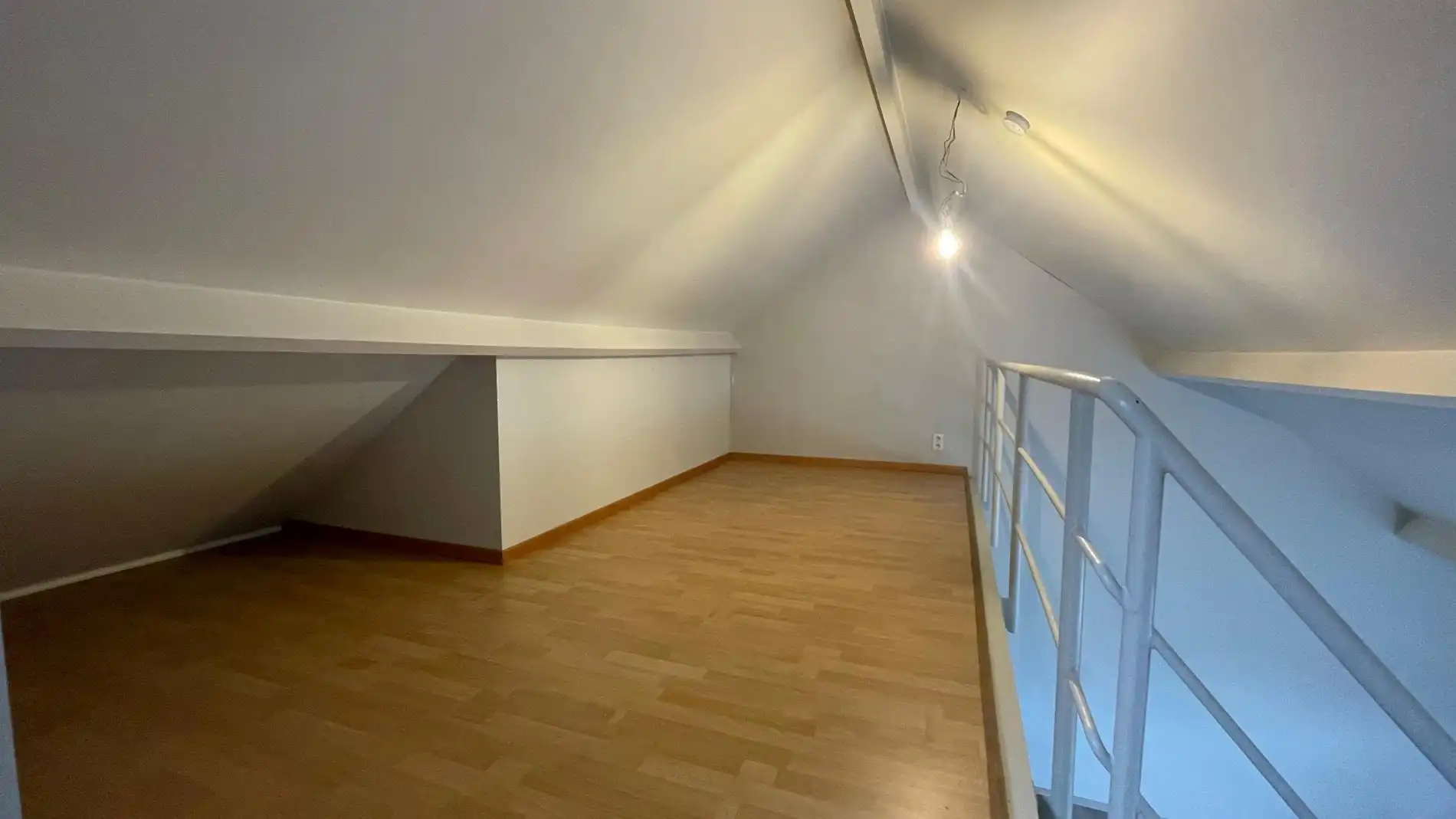 Charmant en lichtrijk dakappartement nabij Lier station (1+1 slpk) foto 5