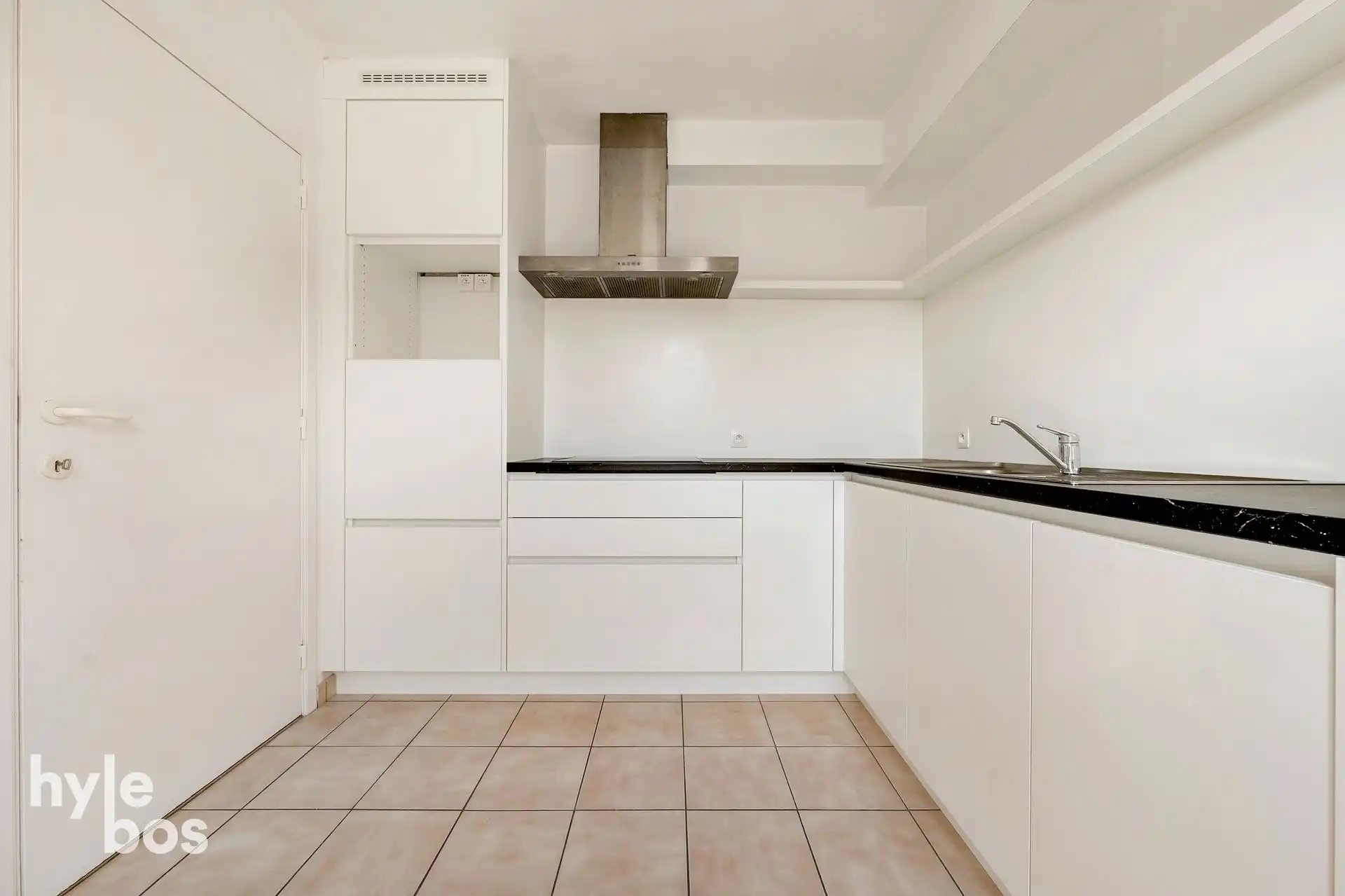 Centraal gelegen instapklaar appartement met garage foto 6