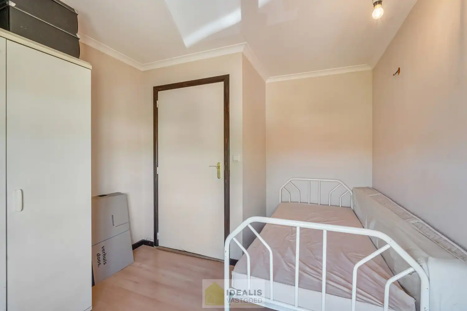 OP TE FRISSEN GEZINSWONING MET LICHTRIJKE LEEFRUIMTE EN AANSLUITEND RUIME KEUKEN, BERGING, BADKAMER VOORZIEN VAN DOUCHE EN BAD EN 3 SLAAPKAMERS OP EEN PERCEEL VAN 5A 37A - Deze woning omvat +-158m² bewoonbare oppervlakte verdeeld over een lichtrijke woonkamer met aansluitend een ruime keuken, berging, badkamer voorzien van douche en bad en 3 slaapkamers. De woning is gelegen op een aangenaam perceel van 5a 37ca vlakbij het centrum van Opitter (Bree), op fietsafstand van winkels, horeca en scholen,… Zeer geschikt voor kandidaten op zoek naar een op te frissen woning met karakter die ruimte en rust biedt doch dicht bij allerlei faciliteiten is gelegen. foto 21