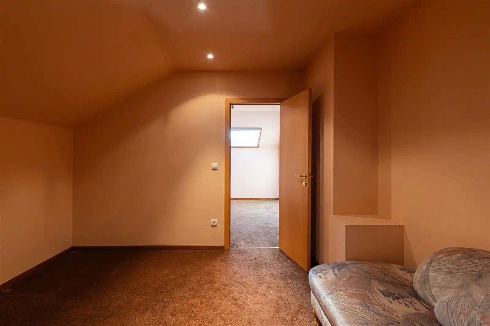 Ruime lichtrijke villa met tuin op 15are50 foto 24