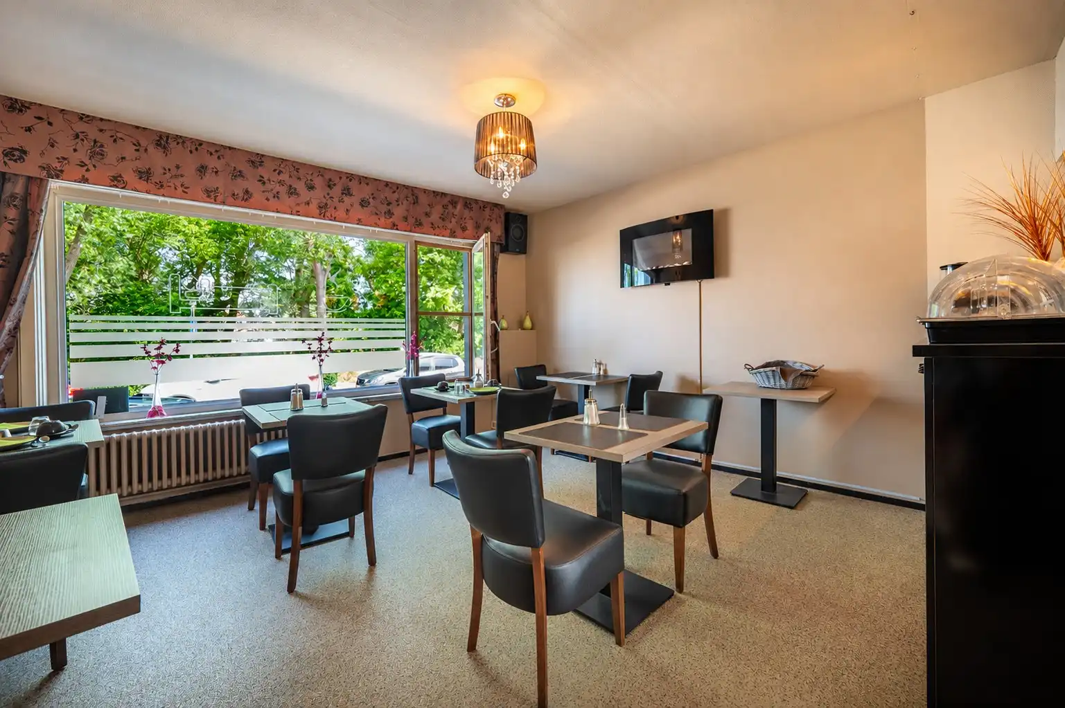 TE KOOP – Verhuurde B&B met 7 kamers én privé-woonst voor uitbaters in hartje De Haan. foto 2