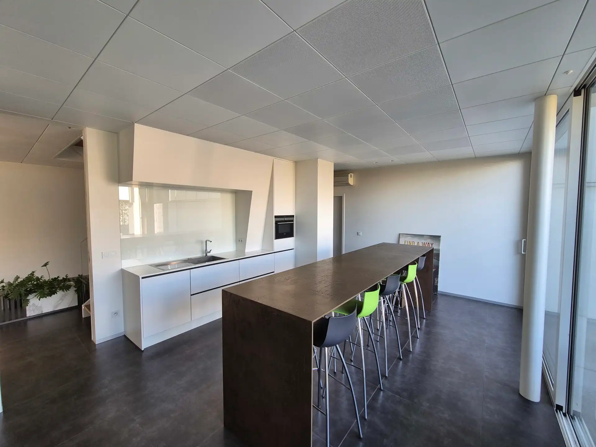 TE HUUR: BEDRIJFSGEBOUW MET REPRESENTATIEVE KANTOREN TE GENK foto 20