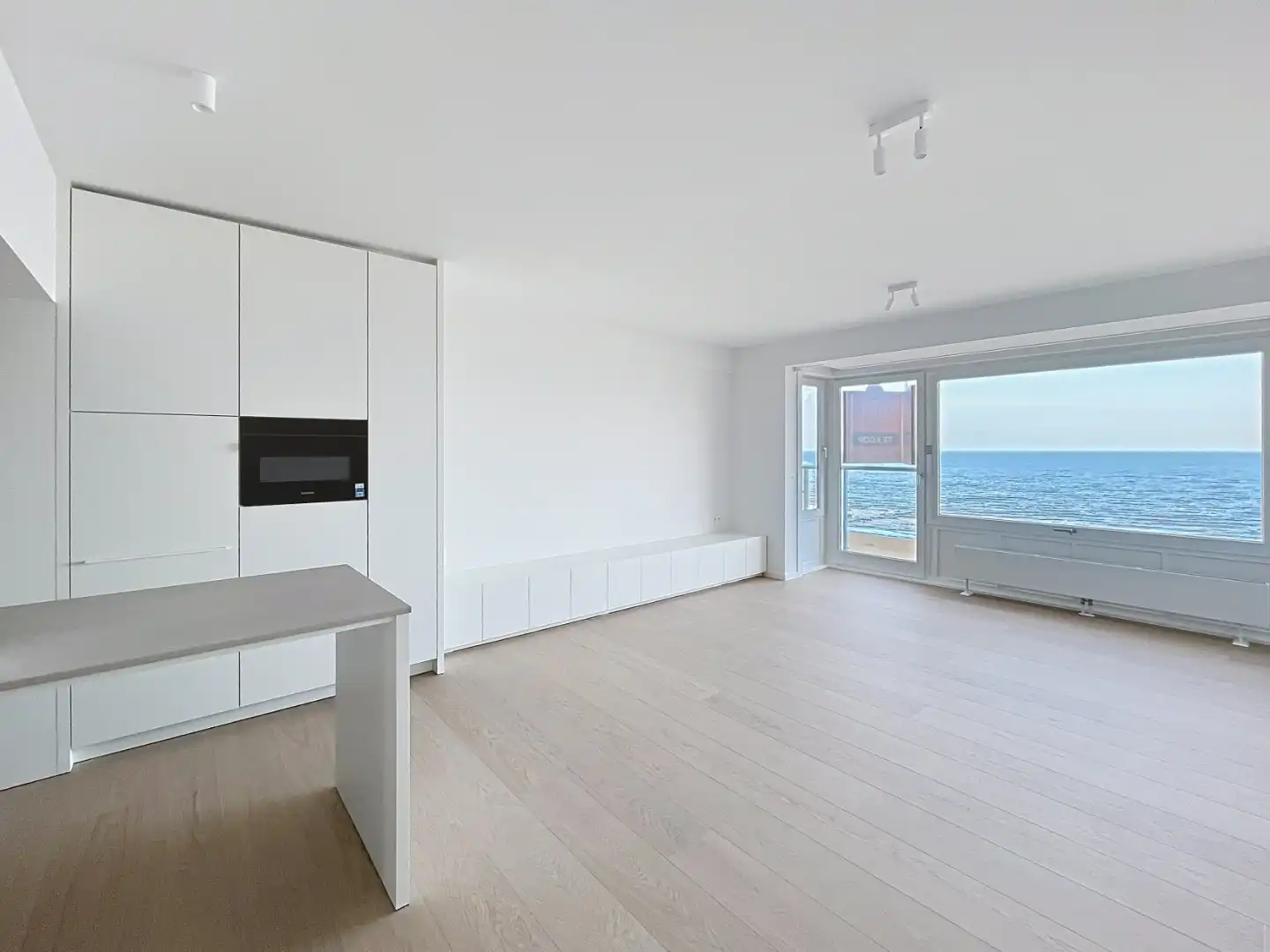 Gerenoveerd  twee slaapkamer appartement met frontaal zeezicht én centrale ligging foto 5