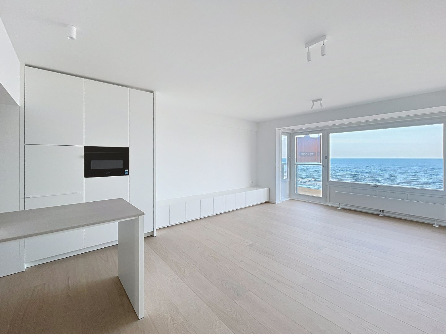 Gerenoveerd  twee slaapkamer appartement met frontaal zeezicht én centrale ligging foto 5