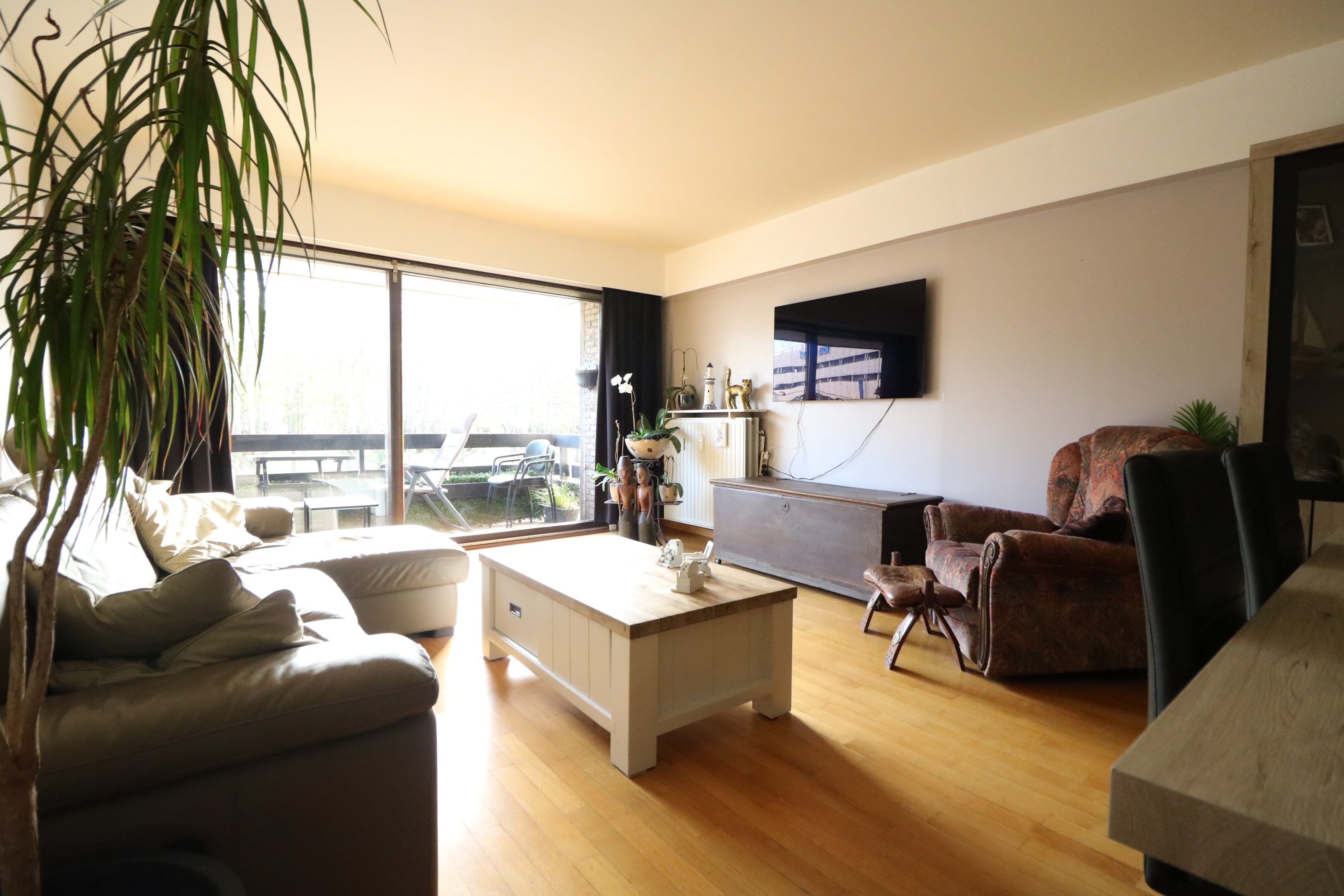 Ruim appartement (97 m²) met 2 grote slaapkamers en twee terrassen, vlakbij station/winkelstraten en met prachtig zicht op het park. foto 3