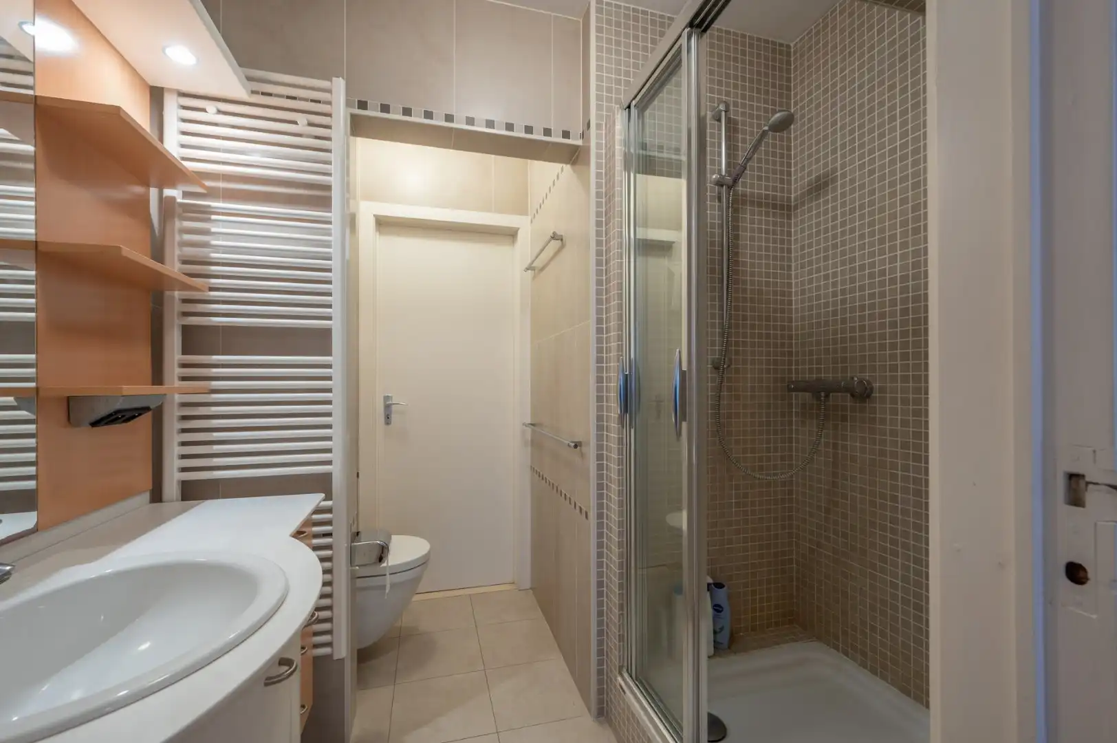 Op te frissen appartement gelegen in residentie op hoek Ieperstraat-Kustlaan, op 50 m van de Zeedijk en nabij het Driehoeksplein. foto 10