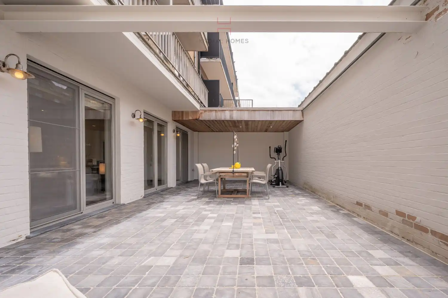 Zeer ruim en verzorgd appartement met vier slaapkamers en een praktische inpandige garage. foto 12