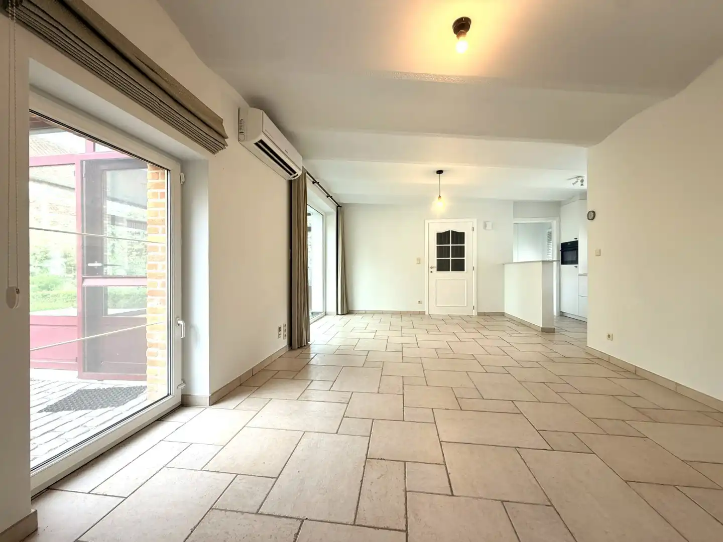 Bijzonder charmante benedenwoonst met 1 slaapkamer, veranda, terras en twee autostandplaatsen foto 11
