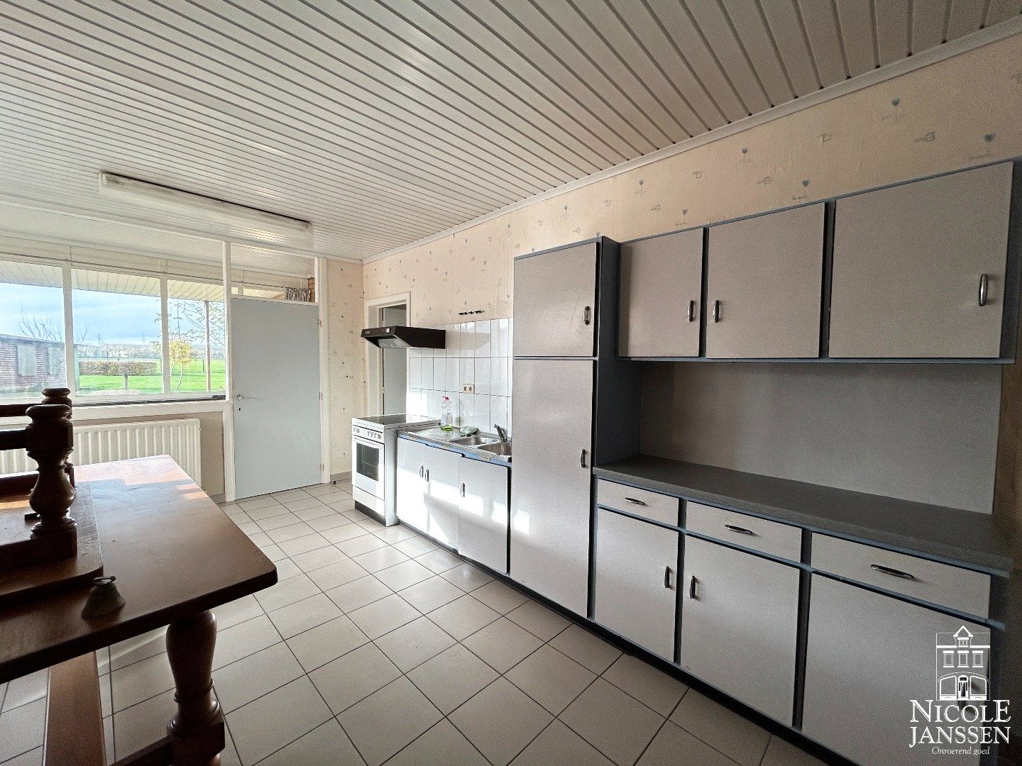 Te renoveren ruime hoevewoning met stallingen en grond foto 8
