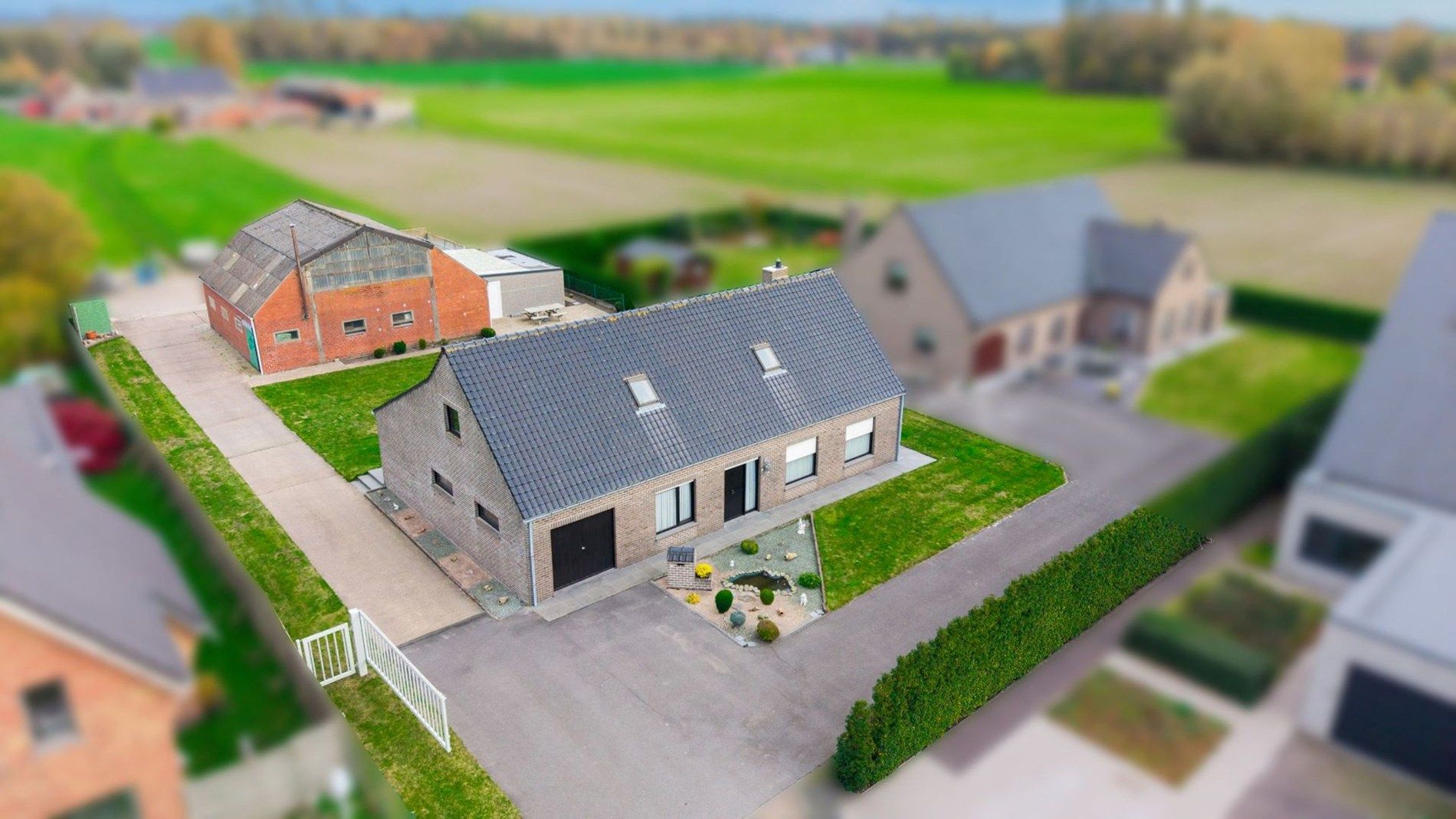 Alleenstaande woning met loods te Zerkegem