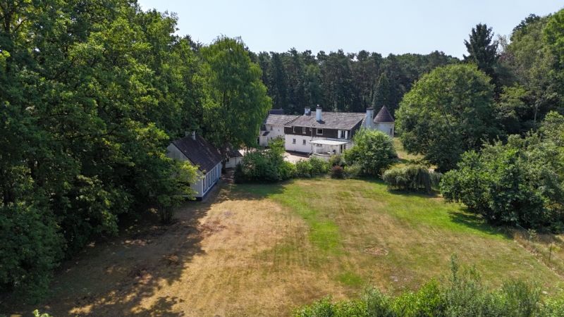 Kasteelvilla met bijgebouw op uniek domein 1 hectare 71 are met grote vijver foto 9