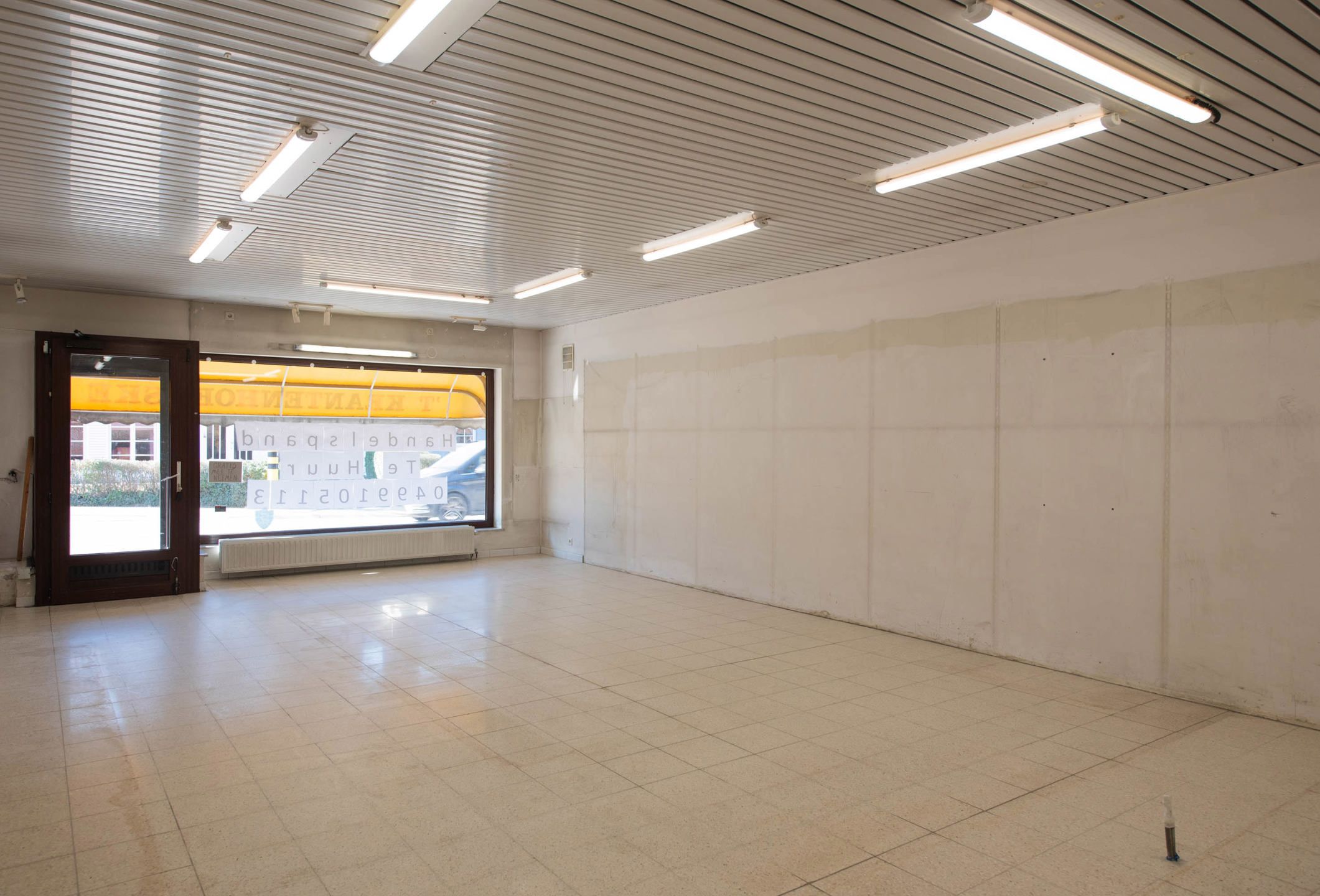 Centraal gelegen handelspand met parking.  foto 4