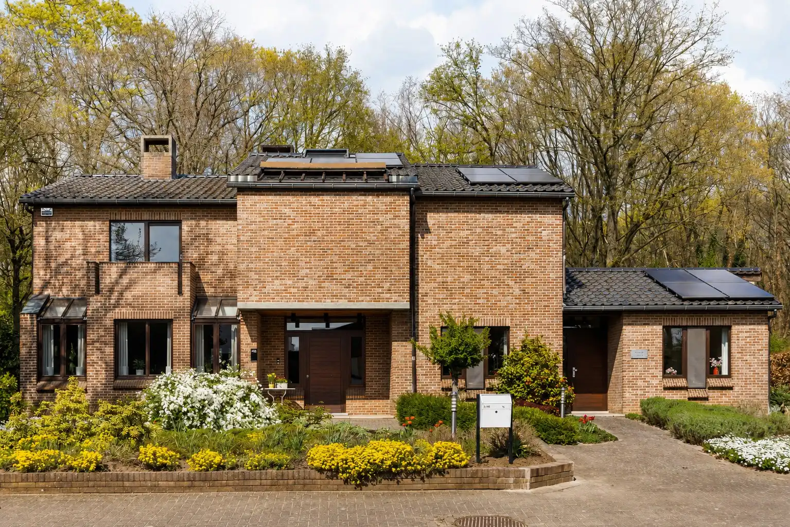 Ruime open bebouwing met mogelijkheden voor kangoeroewonen of zelfstandige activiteit op een perceel van 37a 75ca in Beringen foto {{pictureIndex}}