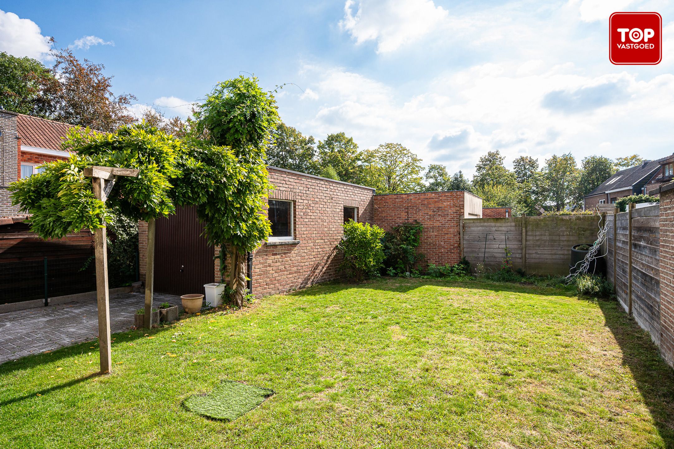 Instapklare halfopen bebouwing met drie slaapkamers foto 22