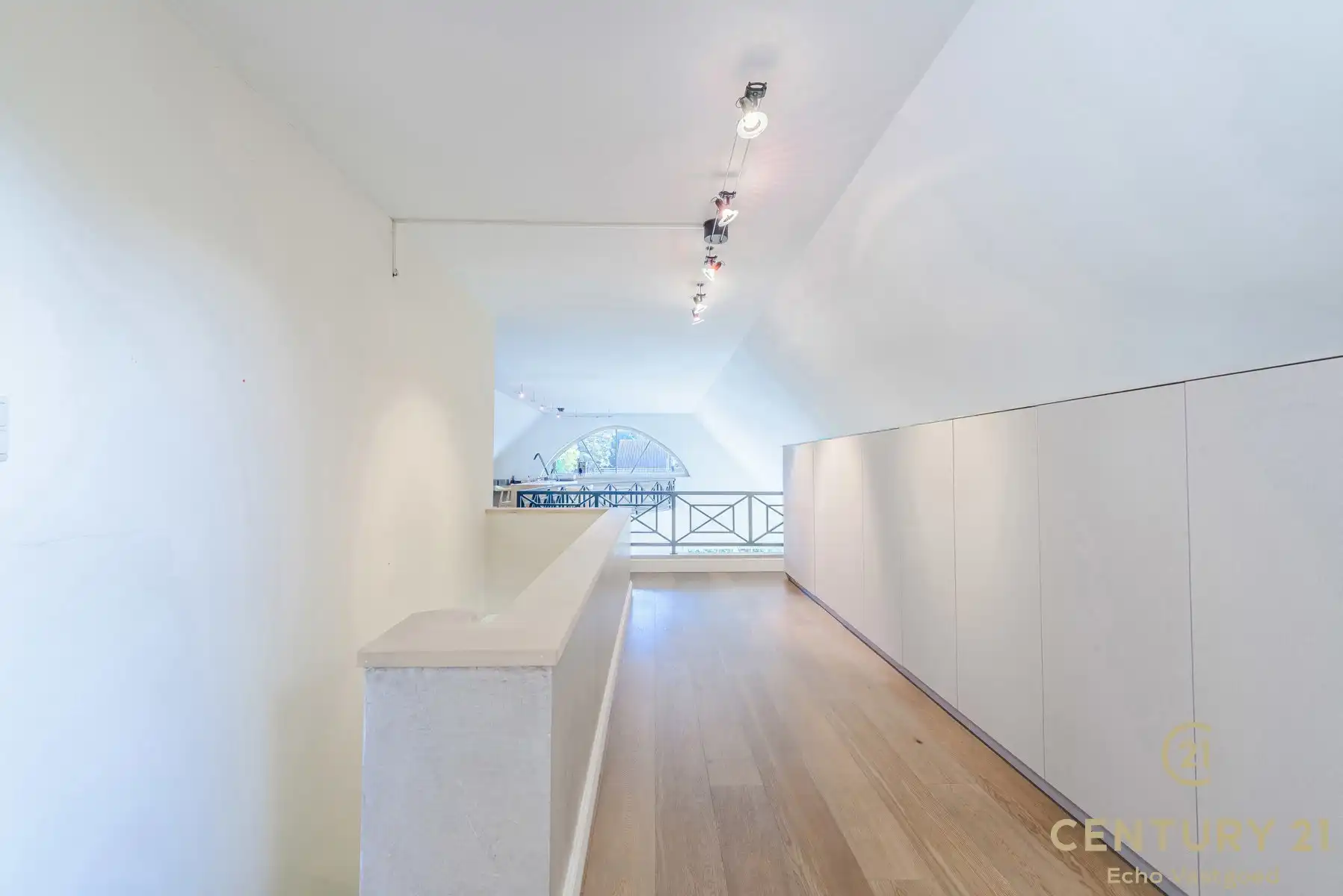 Praktisch gelegen, perfect onderhouden villa met zwembad foto 20