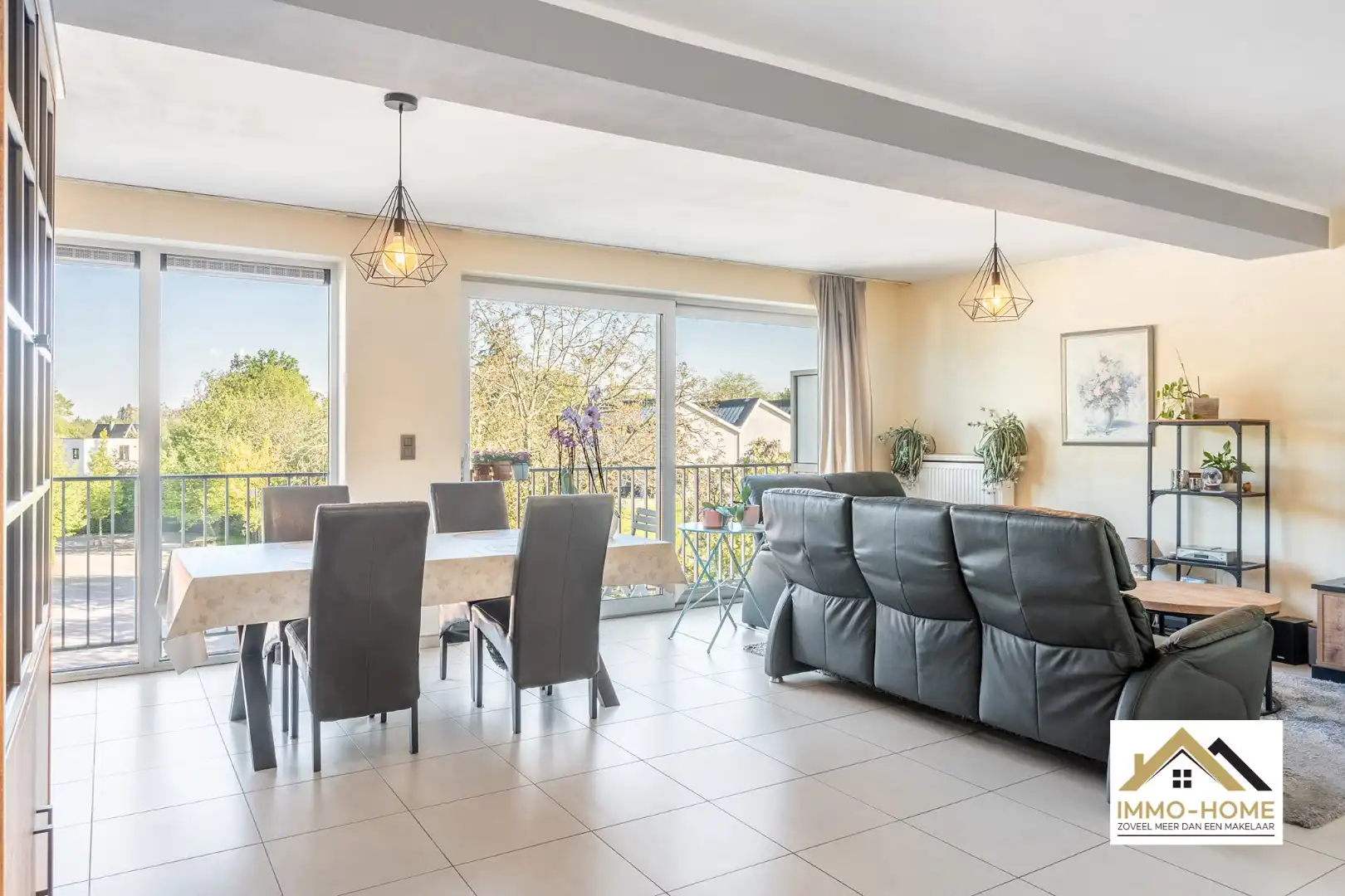 Instapklaar ruim appartement met autostaanplaats foto 3